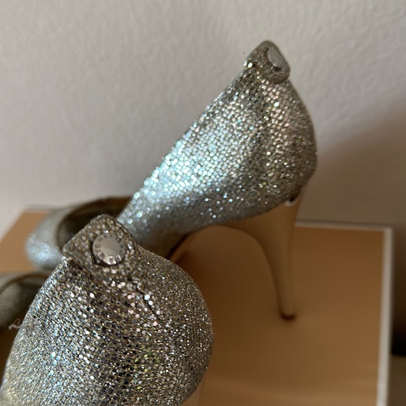 Michael Kors heels size 7 Silver peep toe NWBox - Picture 4 of 4